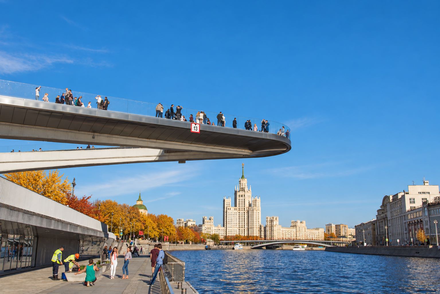 Обзорная прогулка на теплоходе от Парка «Зарядье» по центру Москвы Обзорная прогулка на теплоходе от Парка «Зарядье» по центру Москвы