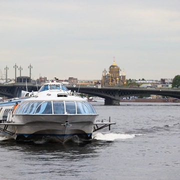 Поездка на скоростном судне из Петергофа в Санкт-Петербург