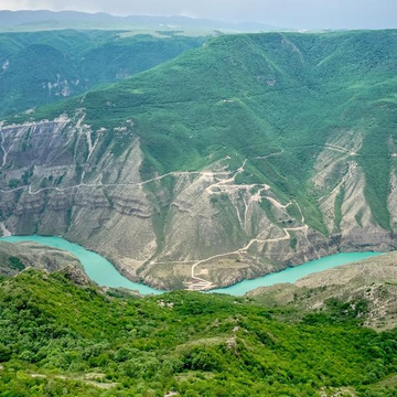 Экскурсия «Сулакский каньон, село Старое Зубутли и бархан Сарыкум» с прогулкой на джипах и катере из Махачкалы со скидкой 20%