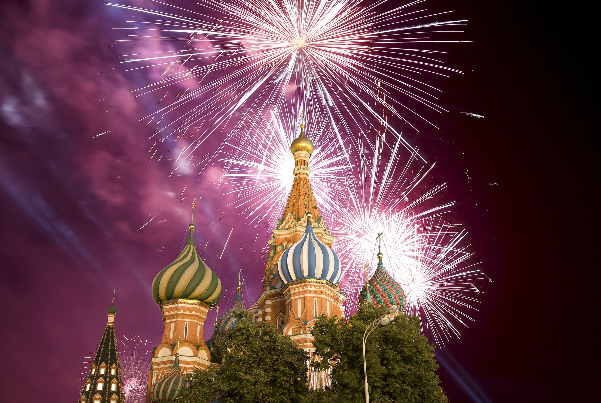 День победы на теплоходе «Флагман» с дискотекой, шампанским и салютом от причала «Киевский» со скидкой 50%