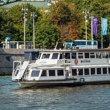 Прогулка на комфортабельном теплоходе «Флагман» от «Киевского вокзала» до «Китай-города» со скидкой 50%