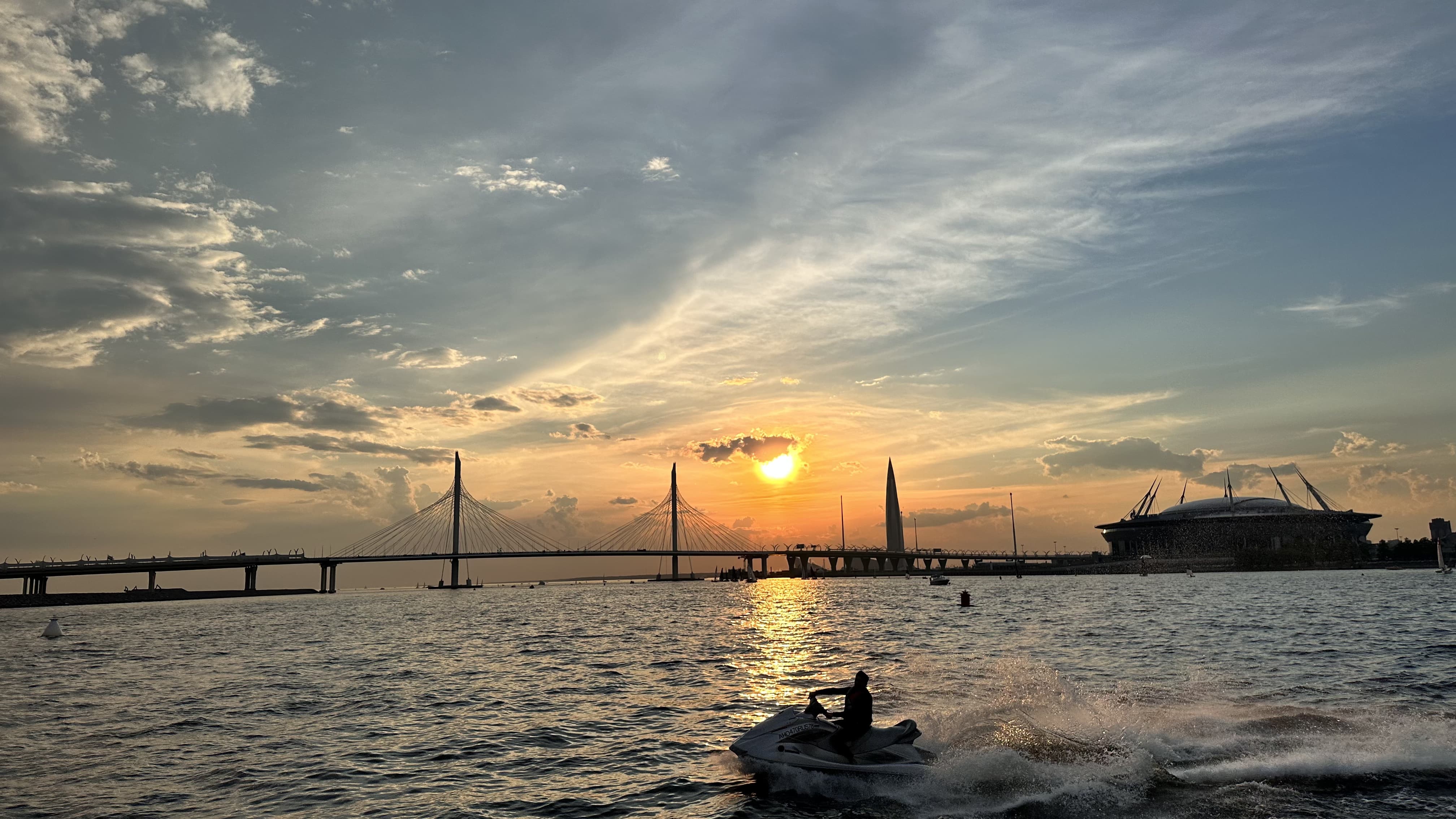 Вечерняя прогулка «От сердца города к морю» на двухпалубном теплоходе с живой музыкой и экскурсией со скидкой 56%