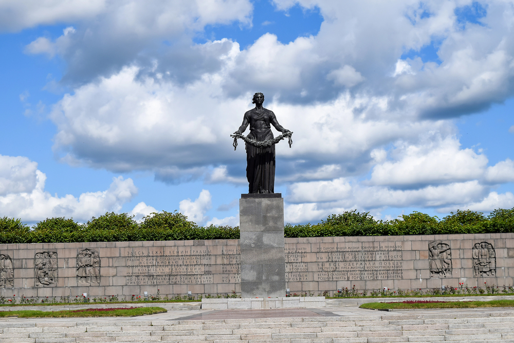 Автобусная экскурсия «Блокадный Ленинград» с посещением Пискарёвского мемориального кладбища со скидкой до 67%