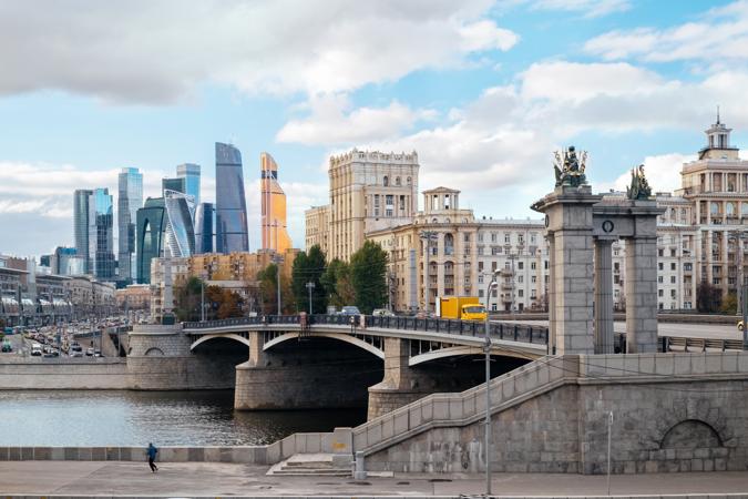 Планы на выходные в Москве: театральный фестиваль «Истоки», «Битва гигантов» на ВДНХ, бесплатные концерты Егора Крида и Клавы Коки