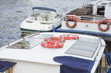 Причал на Английской набережной, 28