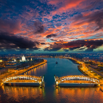 Ночной круиз «Развод мостов с Дворцовой» на двухпалубном теплоходе