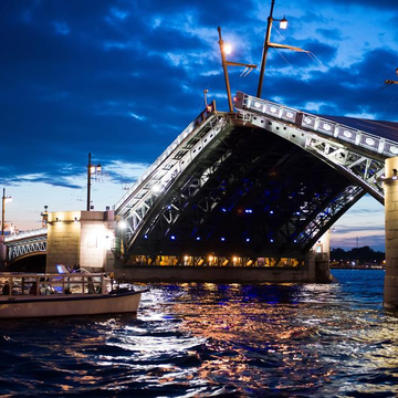 Ночная прогулка «Огни залива и разводные мосты» в сопровождении живой музыки на двухпалубном теплоходе со скидкой до 50%