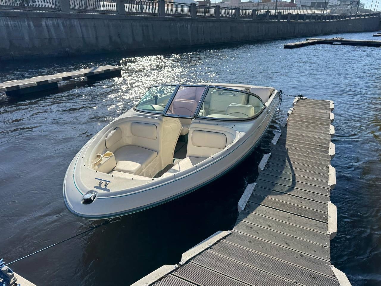 Аренда катера «SEA RAY 175» с капитаном со скидкой до 23%