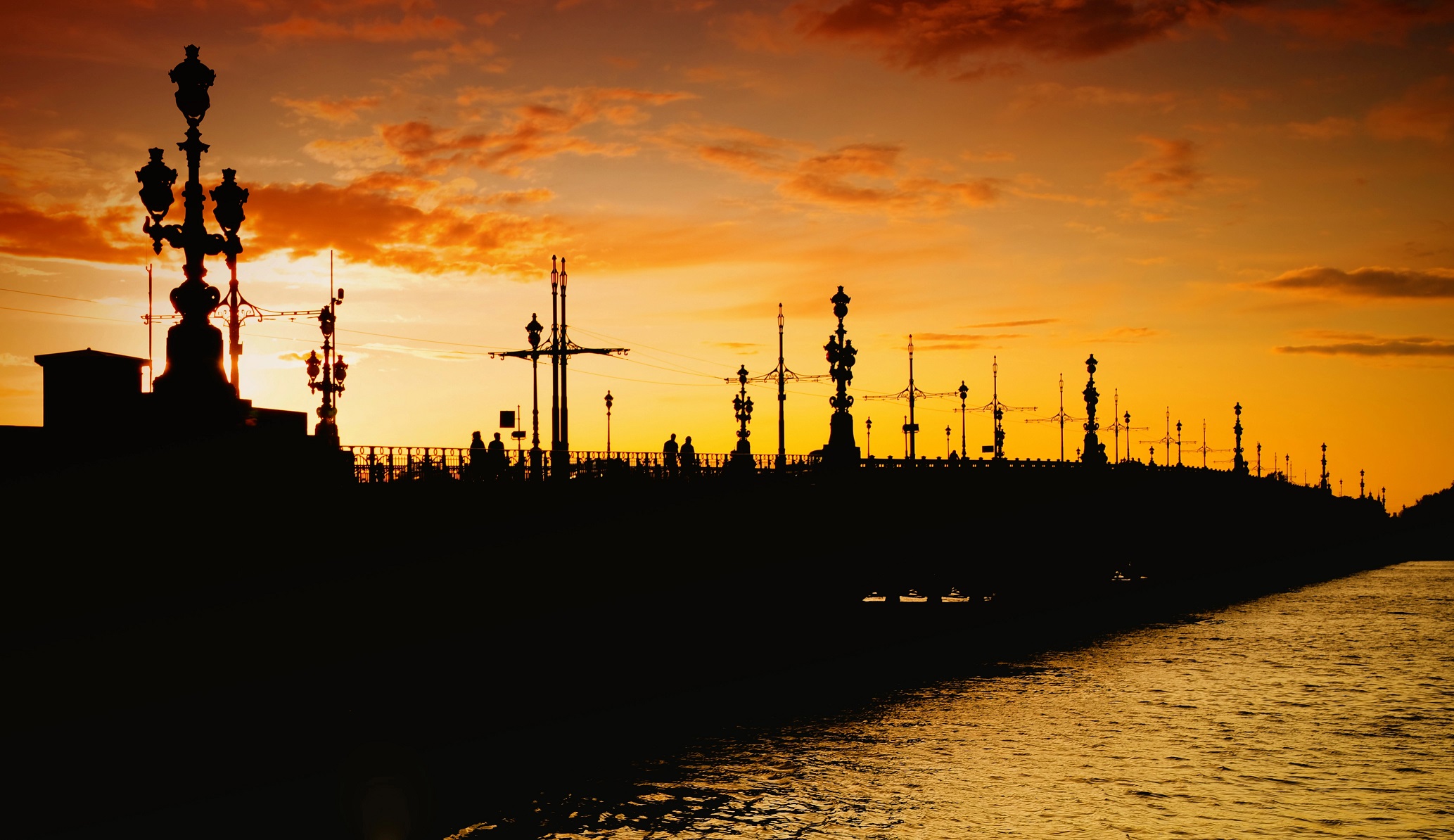 «Золотые часы Петербурга» круиз на закате по Неве и заливу в тёплом салоне теплохода с живой музыкой со скидкой до 67%