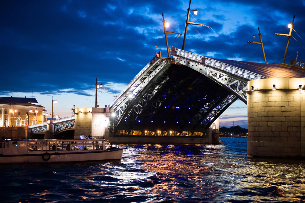 Ночная прогулка «Огни залива и разводные мосты» в сопровождении живой музыки на двухпалубном теплоходе со скидкой до 50%