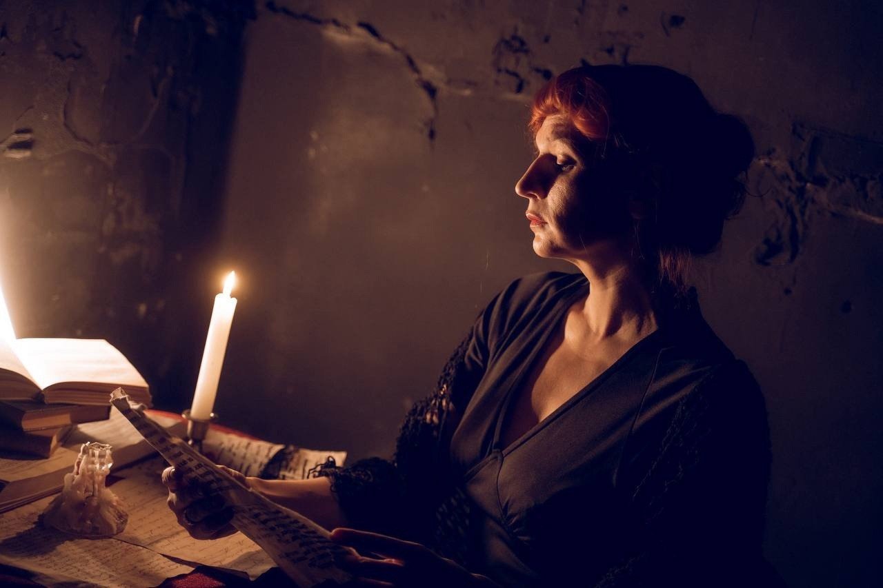 Импровизированное шоу в лаунж-баре «Петербург XX. Безумец. Гений. Влюбленный» Импровизированное шоу в лаунж-баре «Петербург XX. Безумец. Гений. Влюбленный» со скидкой 25%