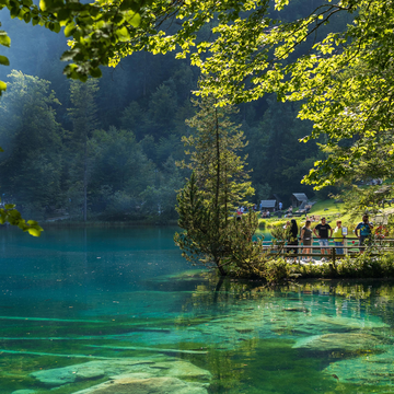 Автобусно-пешеходная экскурсия на Голубые озёра с посещением водопада и источника