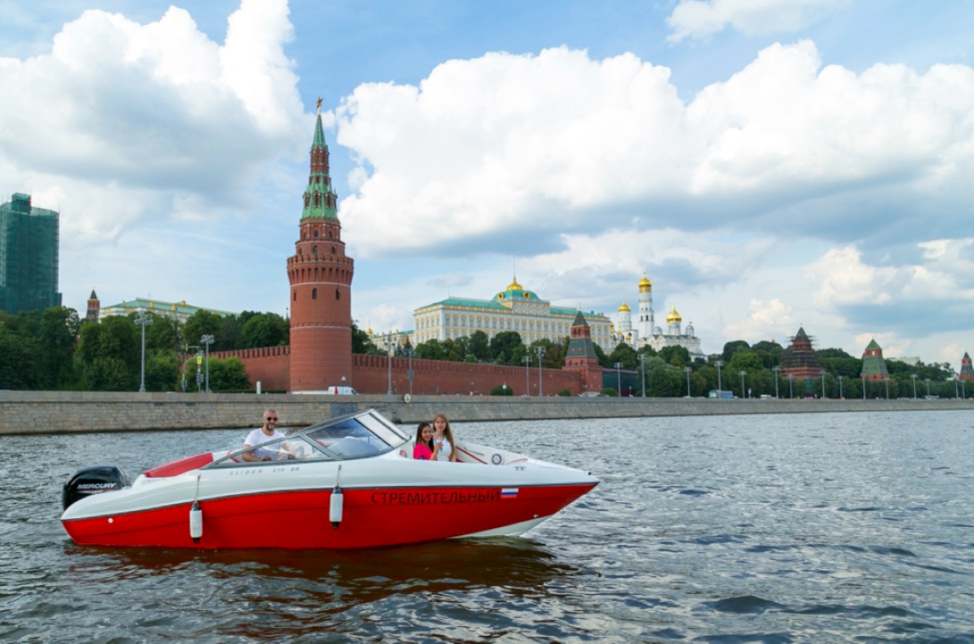 Путешествие на катере «Стремительный» по центру Москвы со скидкой 20%