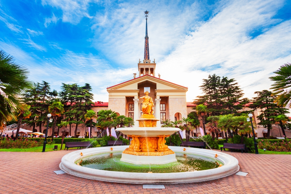 Морской вокзал Сочи: «сталинский ампир», роскошные скульптуры и герои Гайдая