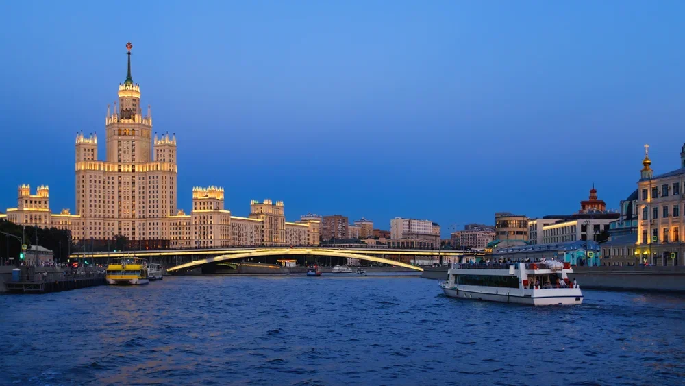 Речная прогулка на премиум-теплоходе «Легенда» с ужином и саксофоном на борту