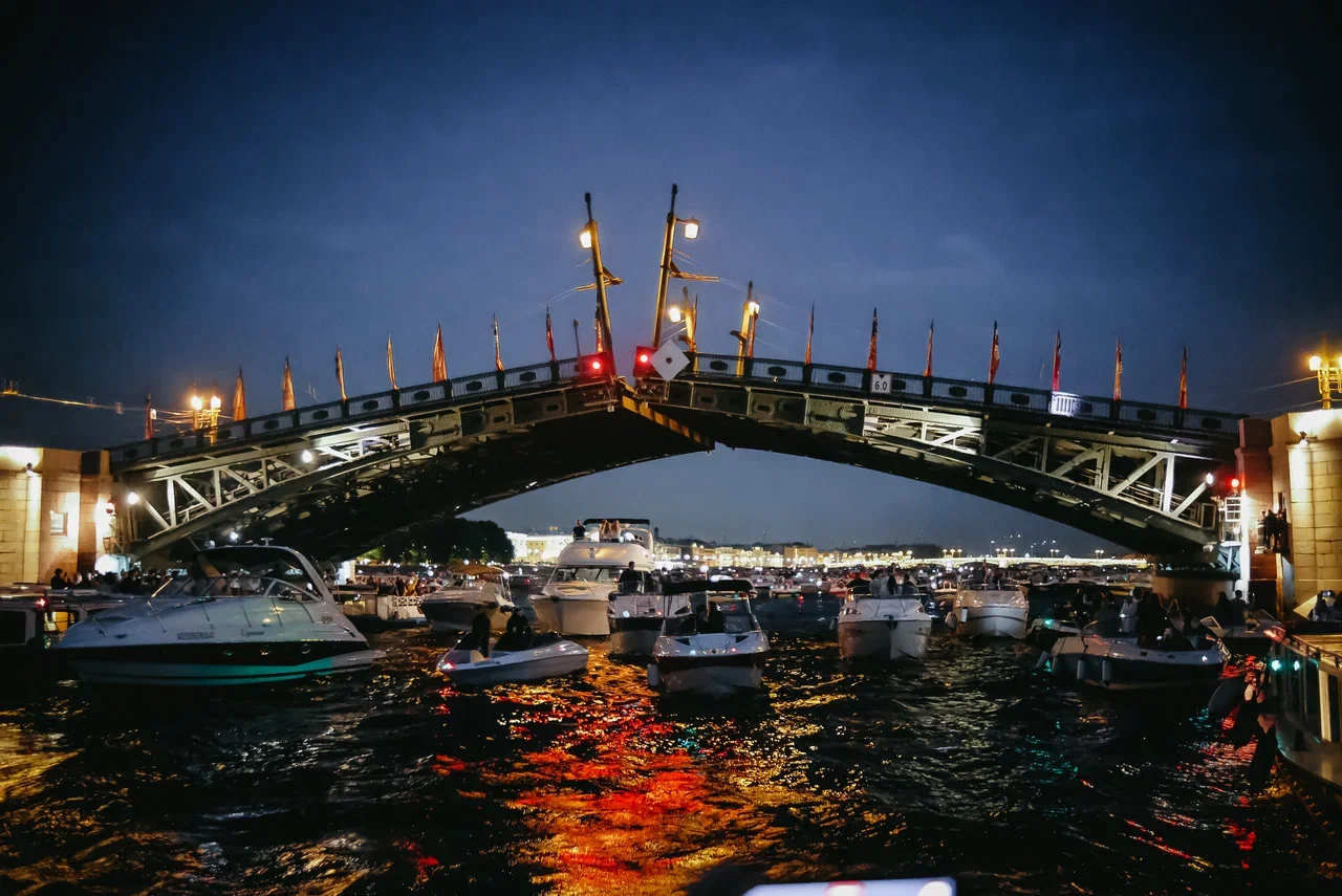 Речная прогулка на теплоходе с прозрачной крышей «Ночной Петербург» на развод мостов