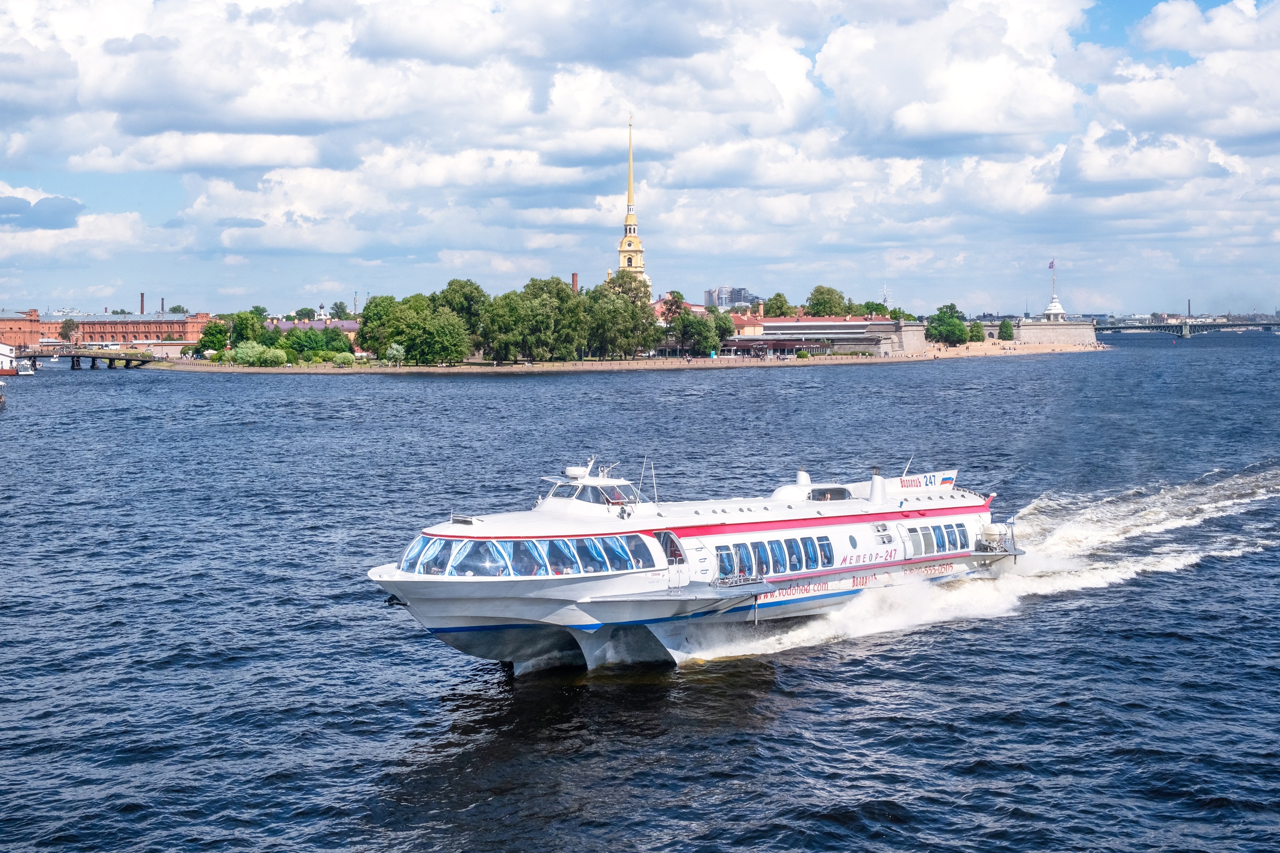 Поездка из Петербурга в Петергоф на быстроходном теплоходе «Метеор» со скидкой до 35%