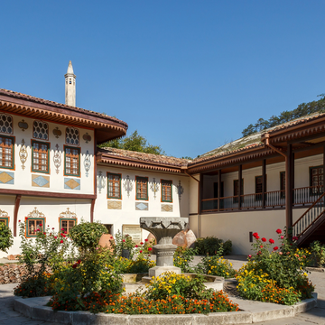 Автобусно-пешеходная экскурсия «Крымское Ханство и лавандовые поля»