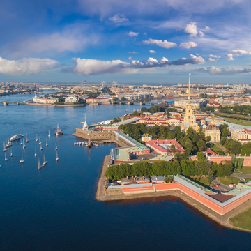 «Просторы Невы»: прогулка на двухпалубном теплоходе премиум-класса с выходом в Финский залив с экскурсией со скидкой 70%