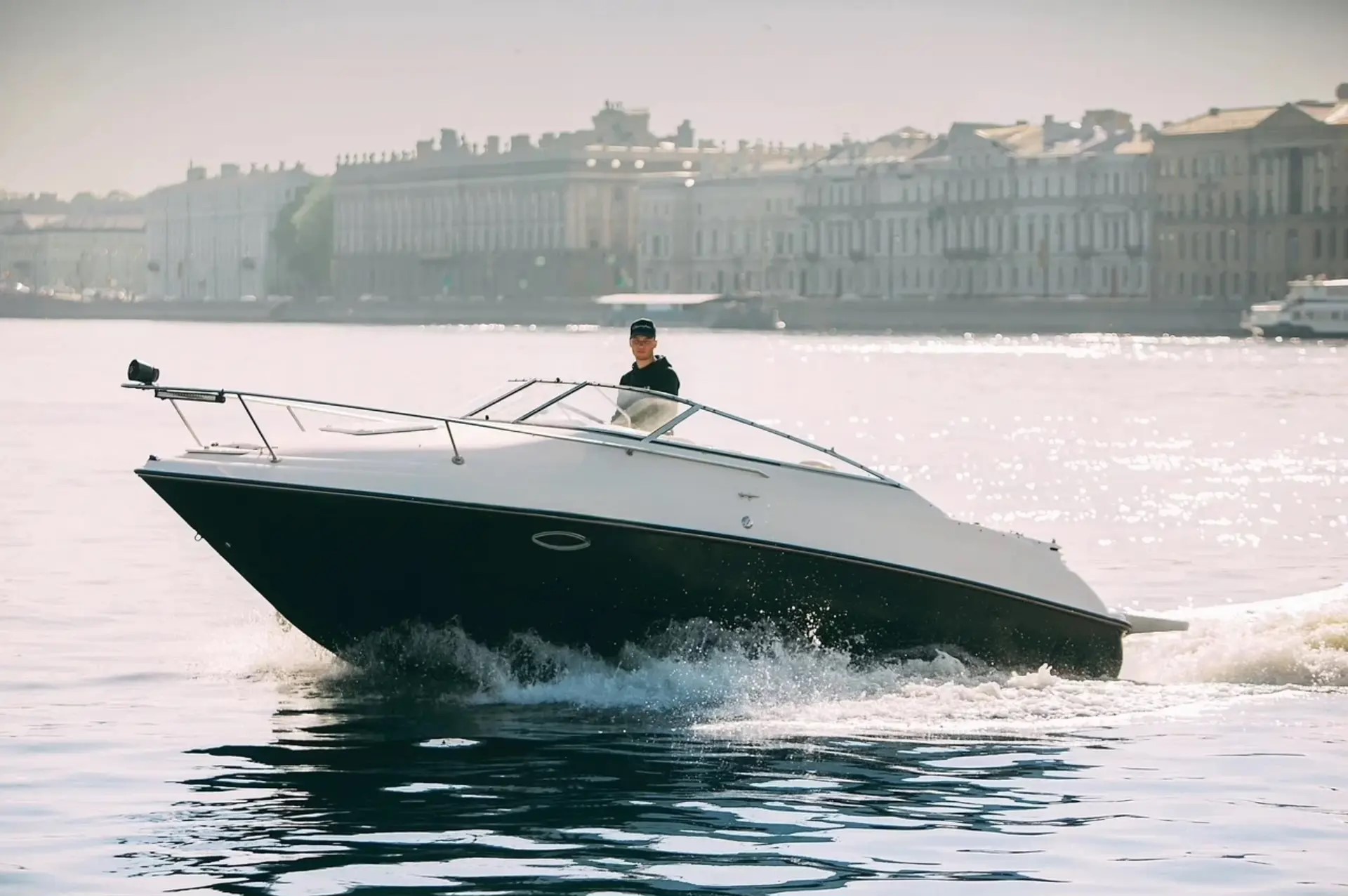 Аренда катера «Ларсон 22» с капитаном со скидкой 34%