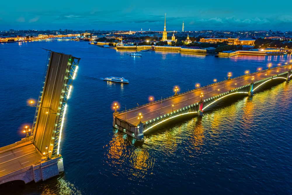 Ночная прогулка на теплоходе «Разводные мосты с Карповки» со скидкой 70%