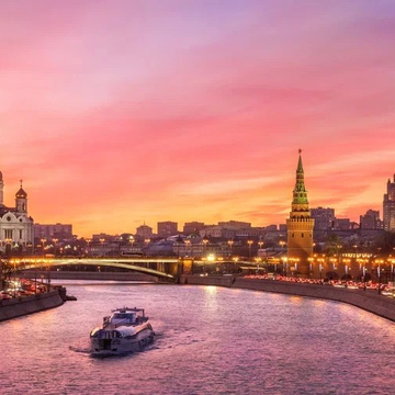 Вечерняя прогулка с диско по Москва-реке на теплоходе «Флагман» от причала «Киевский» со скидкой 50%