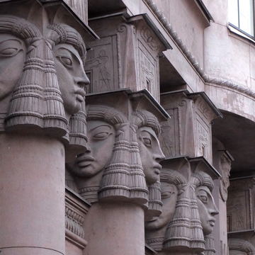 Индивидуальная экскурсия «Дворы и парадные Петербурга с посещением квартиры в Доме Бака» со скидкой 55%