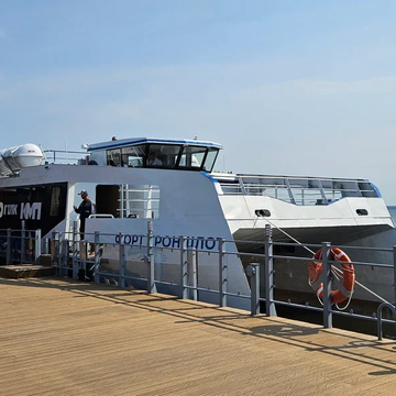 Поездка на скоростном катамаране «Котлин» из Кронштадта в Петергоф