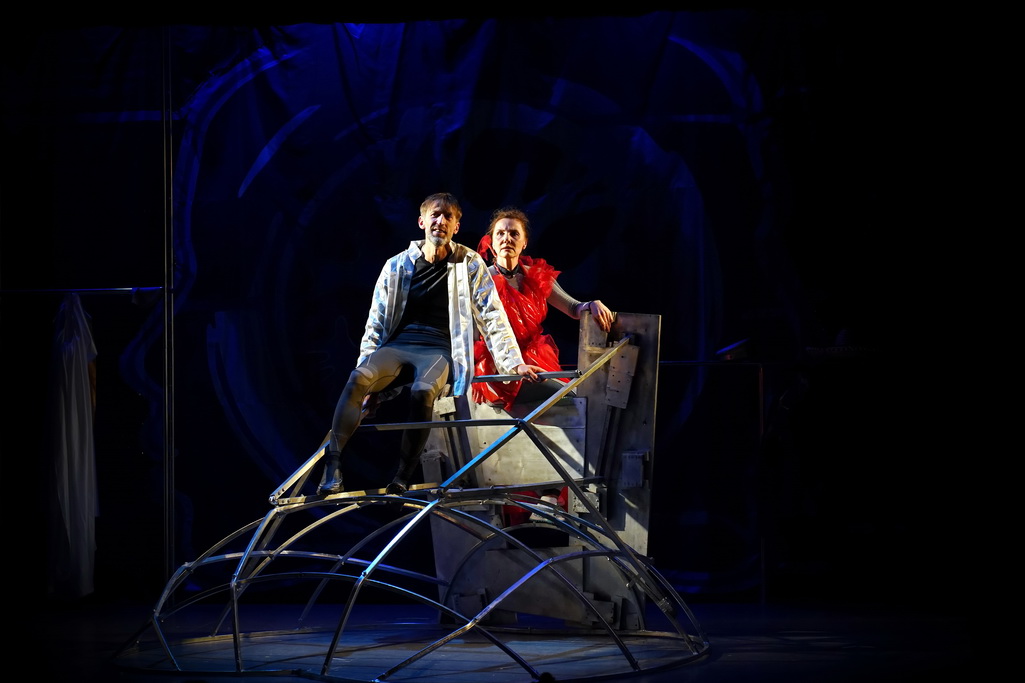 Спектакль-антиутопия «Последние за стеной» со скидкой 35%