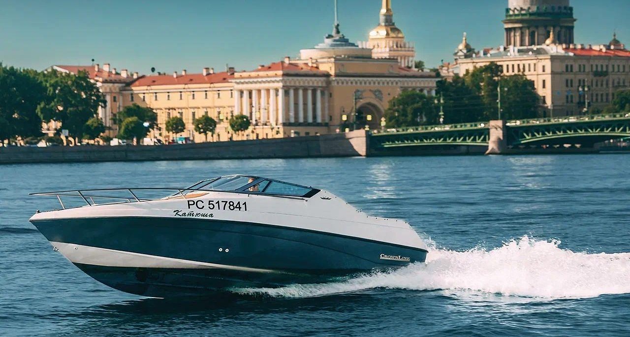 Аренда катера «Катюша» с капитаном со скидкой до 30%