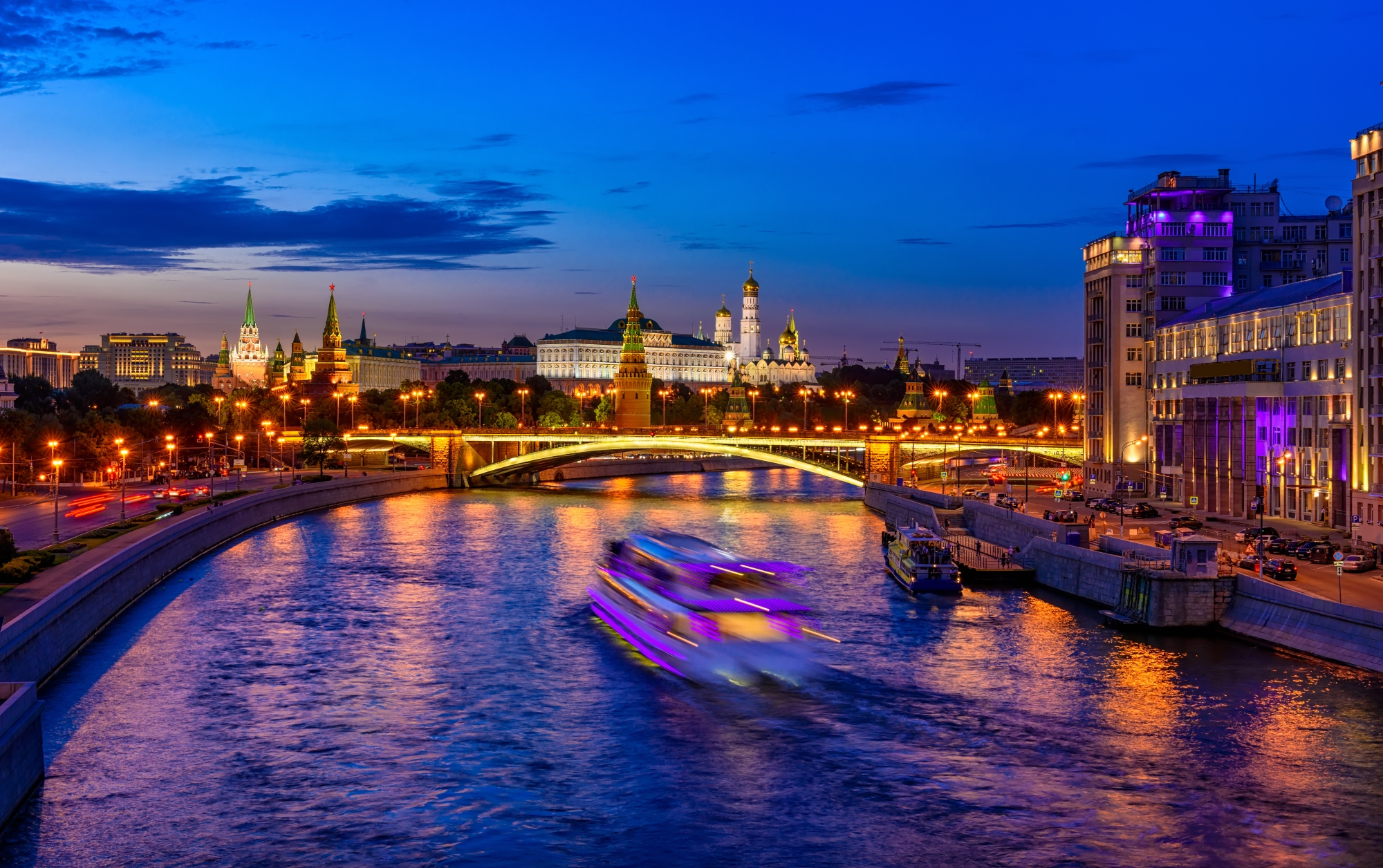 Речная прогулка по центру Москвы с дискотекой «ля-Музон» со скидкой 50%