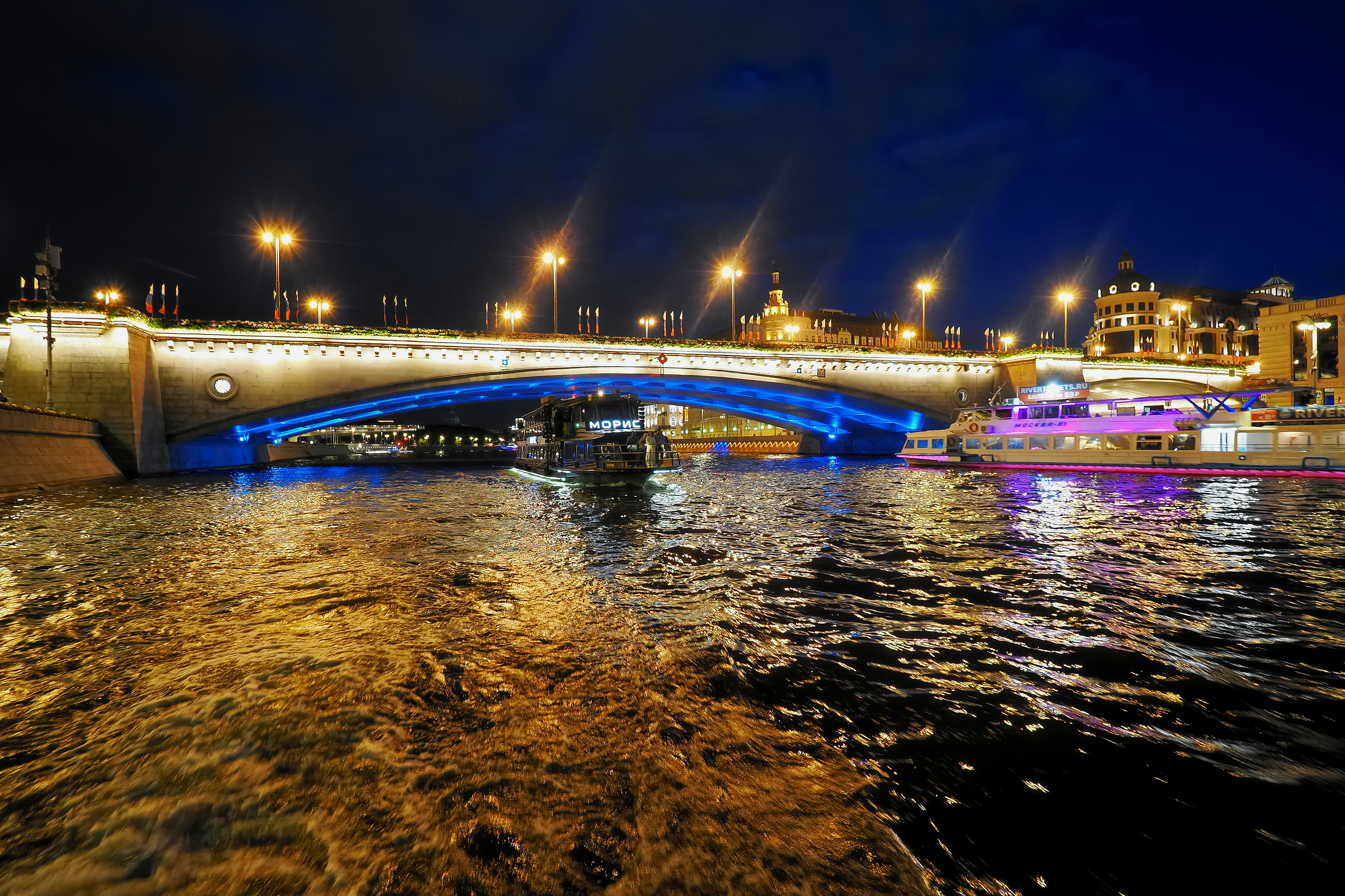«Вечерний музыкальный круиз» с живой музыкой и диджеем на теплоходе