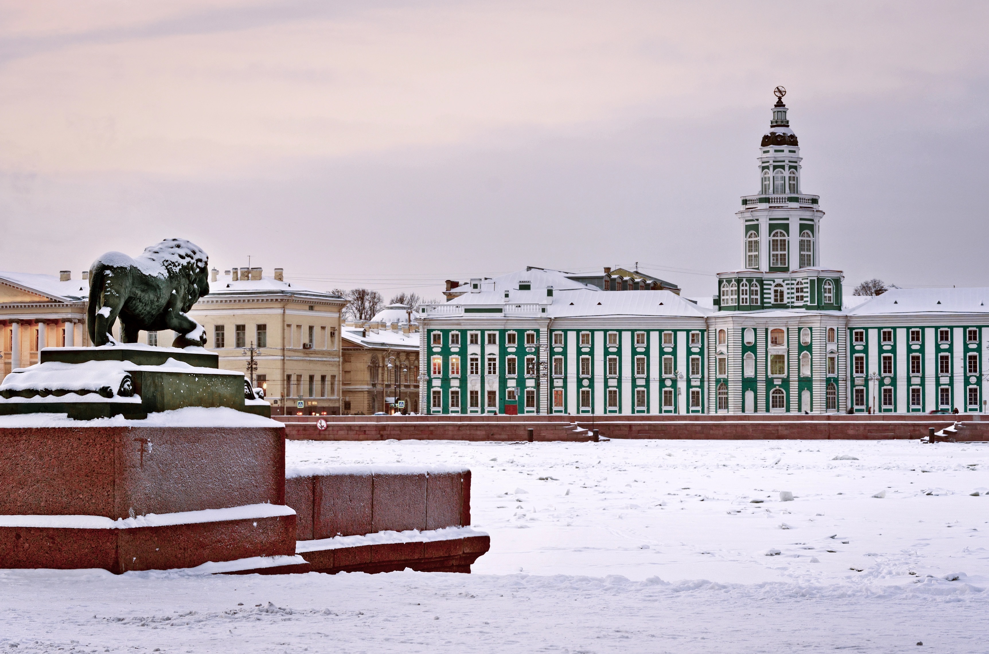 Главная самоходная ёлка России, рождественский круиз классом или семейный тур по Новогодней Неве в тёплом салоне теплохода со скидкой до 60%