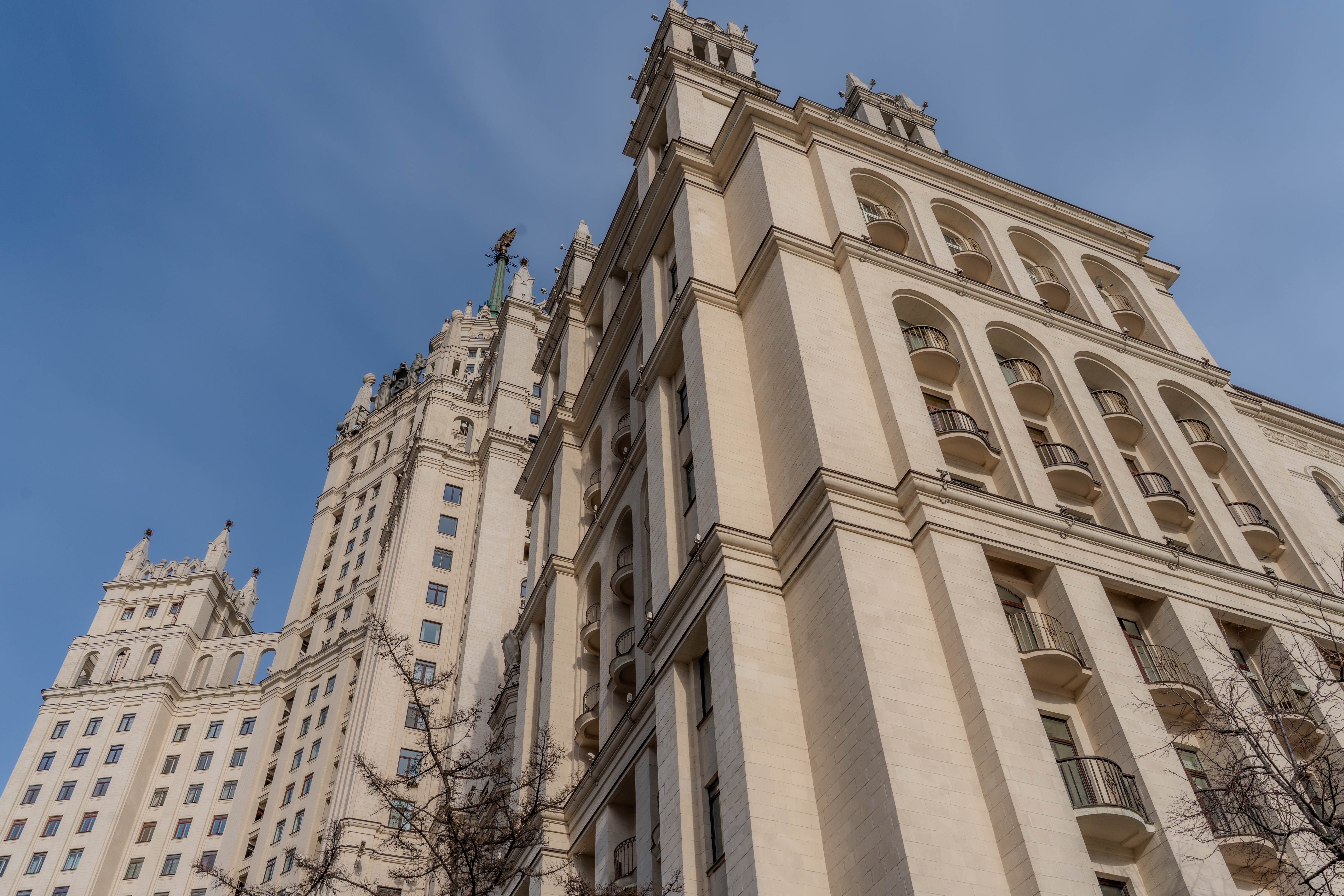 Пешеходная экскурсия «Высотка на Котельнической набережной» с посещением центральной квартиры со скидкой 20%