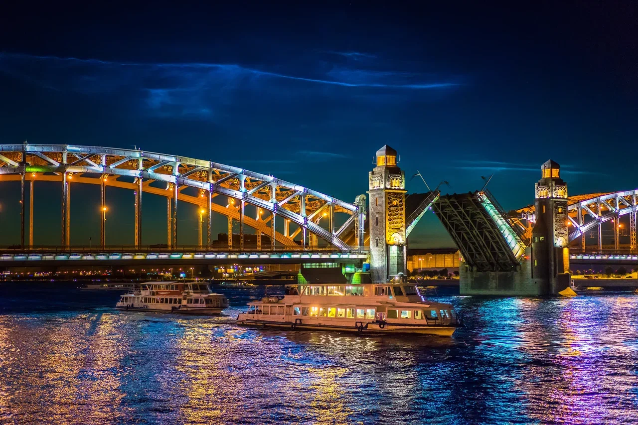 «Морской фасад и разводные мосты» с экскурсией и живой музыкой со скидкой до 72%