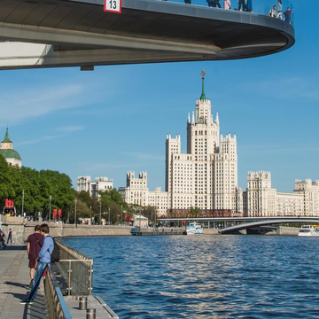 Речная прогулка «Лето в Москве» от Киевского вокзала до Парка «Зарядье» со скидкой 50%
