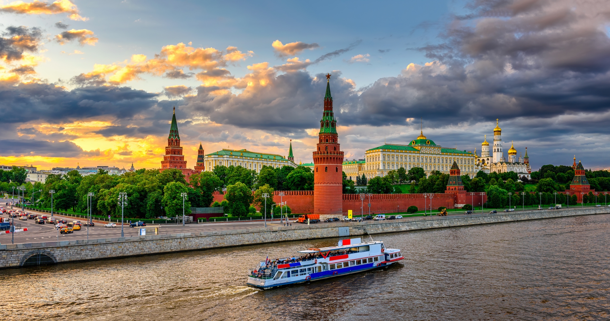 Обзорная прогулка на теплоходе от Новоспасского моста со скидкой 50%