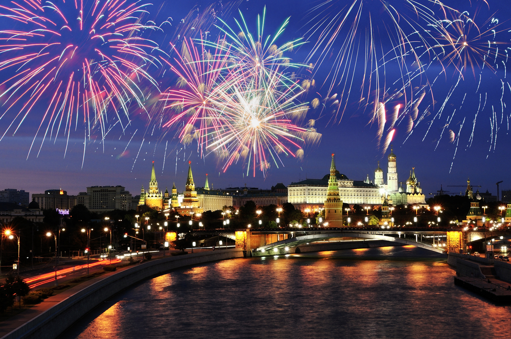 Просмотр салюта 9 мая с борта теплохода от Кремля