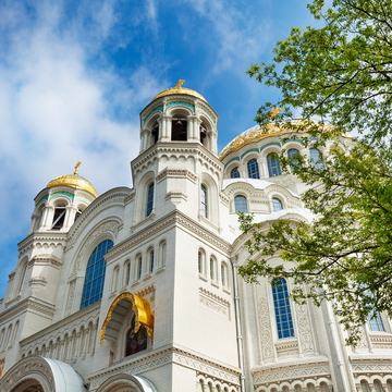 Длительная экскурсия «Петергоф – Кронштадт» со скидкой до 44%