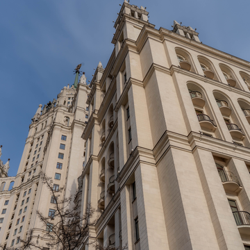 Пешеходная экскурсия «Высотка на Котельнической набережной» с посещением центральной квартиры со скидкой 20%