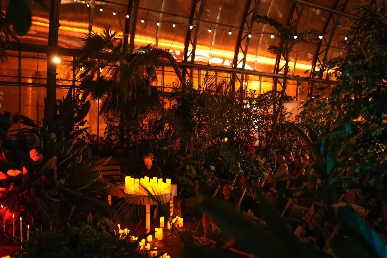 Концерт «Магия свечей. Людовико Эйнауди. Шедевры неоклассики» в Оранжерее со скидкой 30%