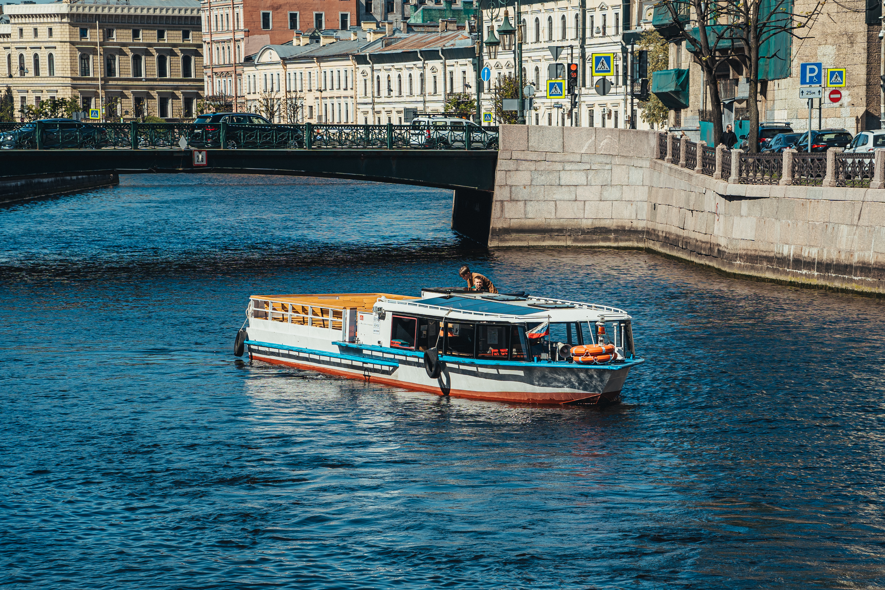 Дневные прогулки на однопалубном теплоходе по рекам и каналам со скидкой 50%
