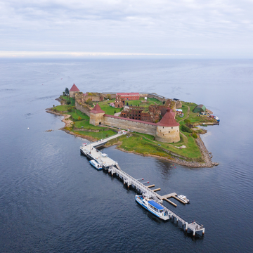 Автобусная экскурсия «Дню Победы посвящается: Шлиссельбург и крепость Орешек» со скидкой до 33%