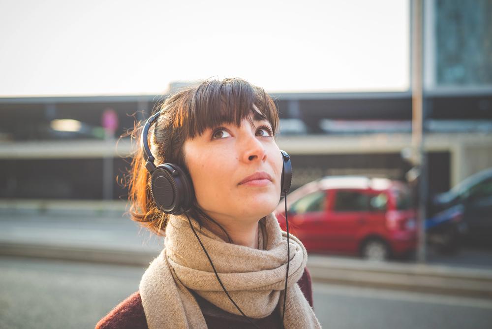 Песни на 8 марта: плейлист для женщин и о них