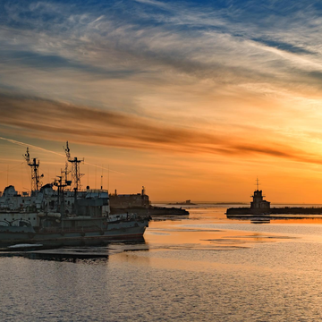 Эксклюзивный тур «Петергоф — Кронштадт» со скидкой 44%