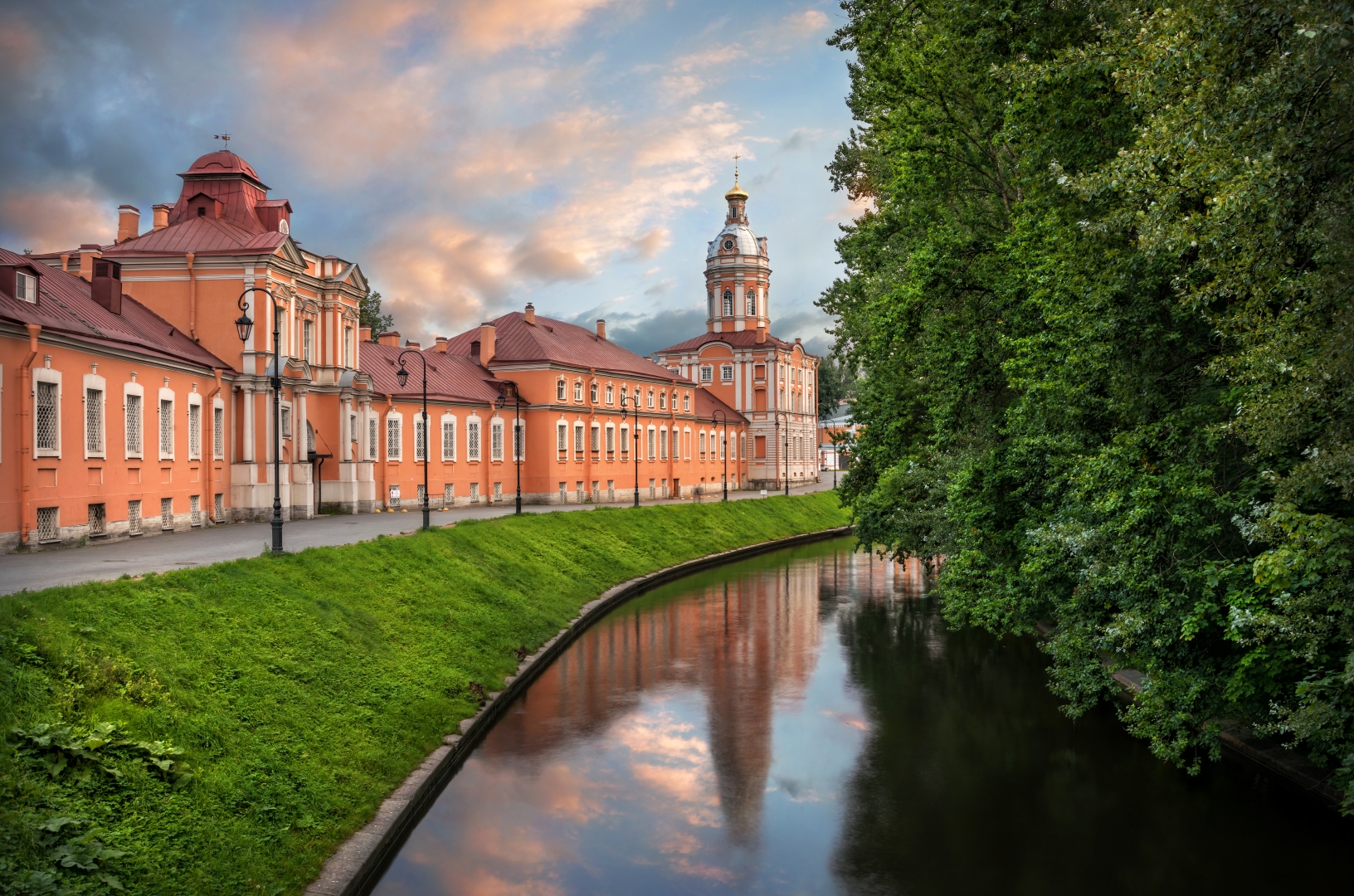 Автобусная экскурсия «Храмы Петербурга» с посещением Александро-Невской Лавры со скидкой 20%
