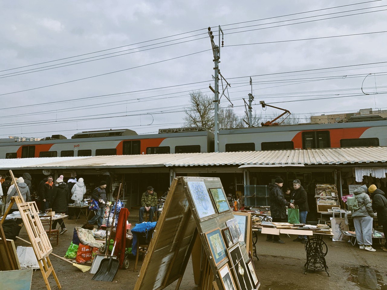 Поезд едет мимо Удельного рынка