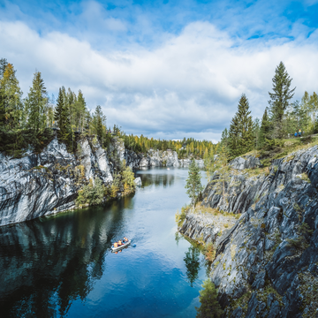 Однодневный тур «Знакомство с Карелией: хаски, олени, водопады и мраморный каньон Рускеала» со скидкой до 33%