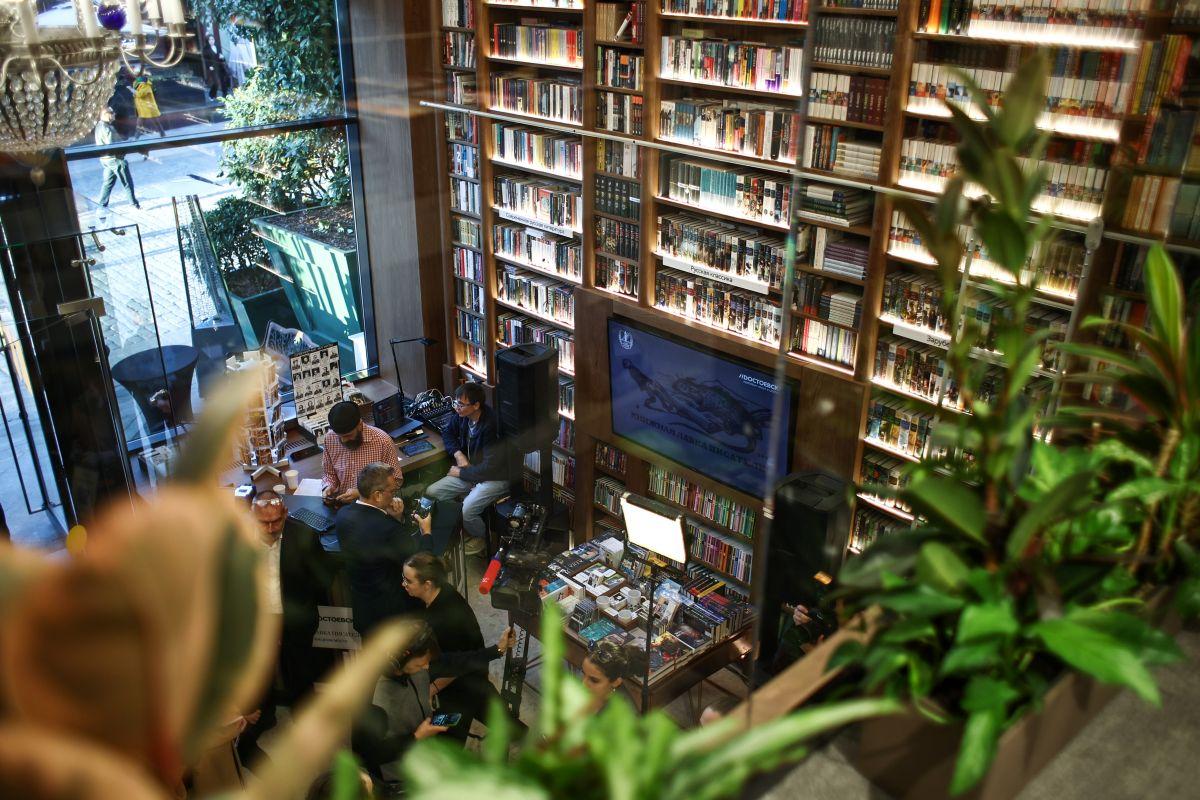 Книжная лавка писателей в Москве открылась на Кузнецком мосту