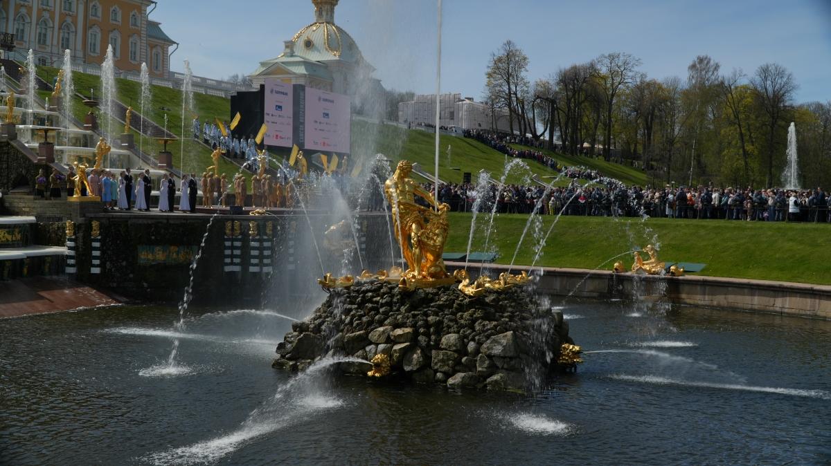 В Петергофе прошёл весенний праздник фонтанов — видео
